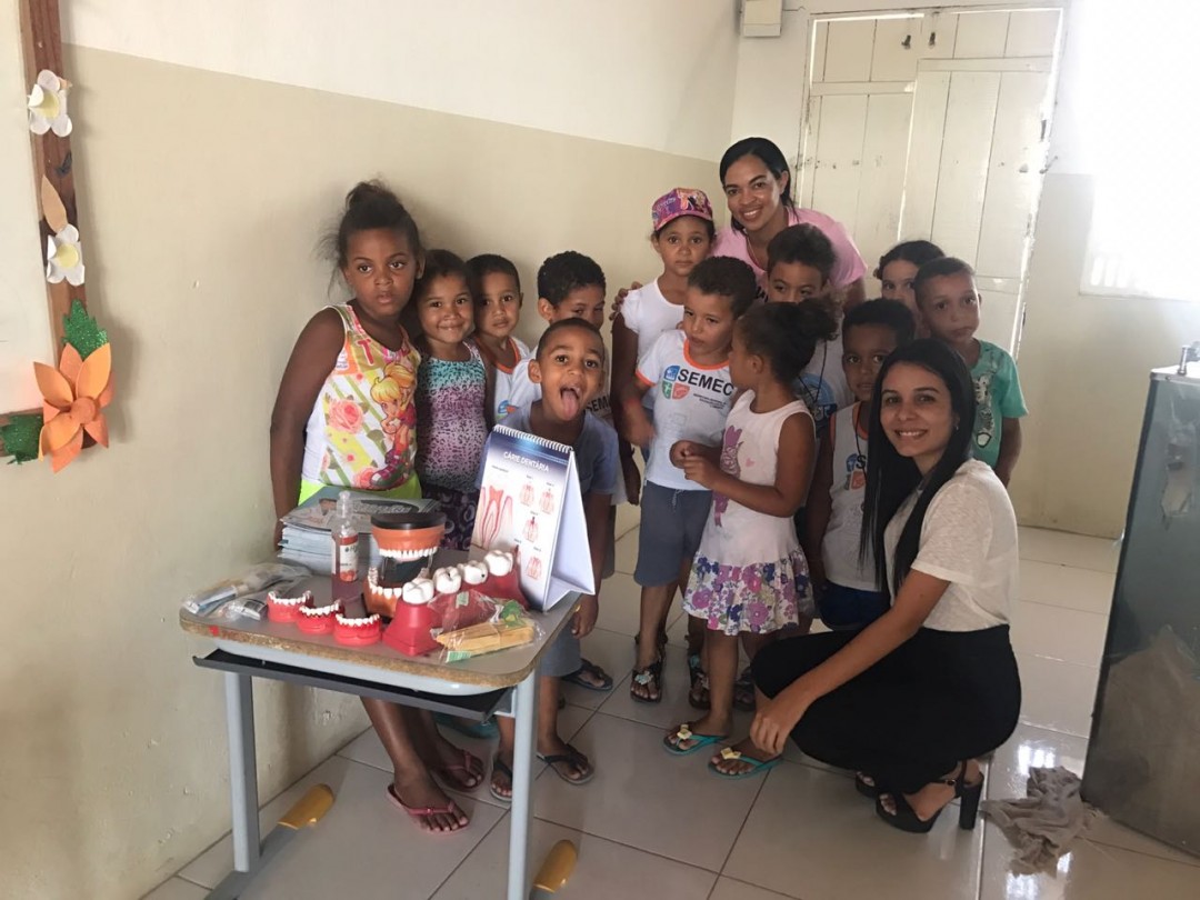 Entrega de kits de saúde bucal em Escola Municipal.