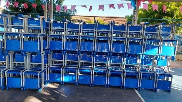 Compra de diversas carteiras escolares para serem distribuídas pelas escolas da Rede Municipal de Ensino