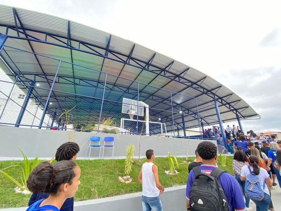 Entrega simbólica da nova quadra de esportes da unidade escolar